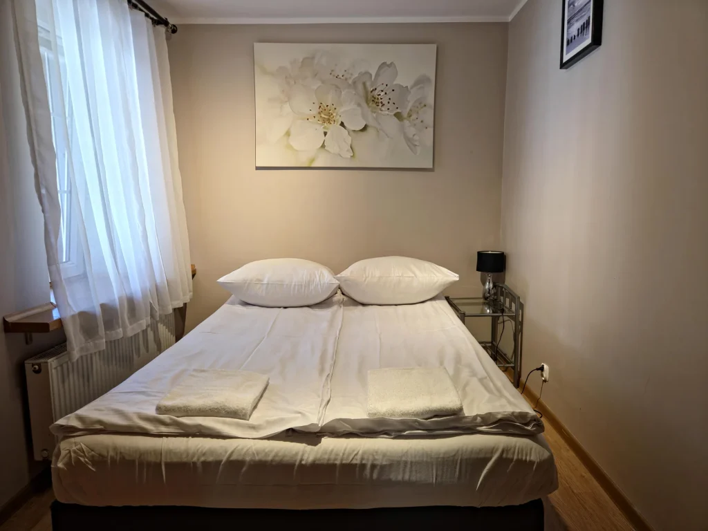 Pokój dwuosobowy z łóżkiem małżeńskim – pokój w Plac Rybaków INN Sopot
